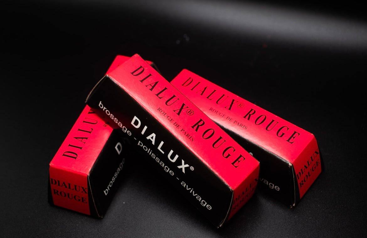 Dialux red. Small paste bar (100x30x15mm), Good adhesion to polishing mops and polishing rings, Use very soft polishing mops for application.